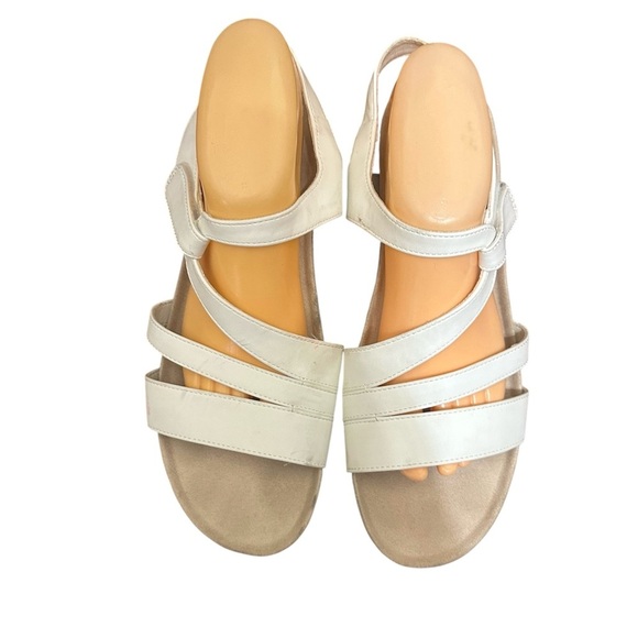 BareTraps Cream Women's Sandals - Picture 1 of 5